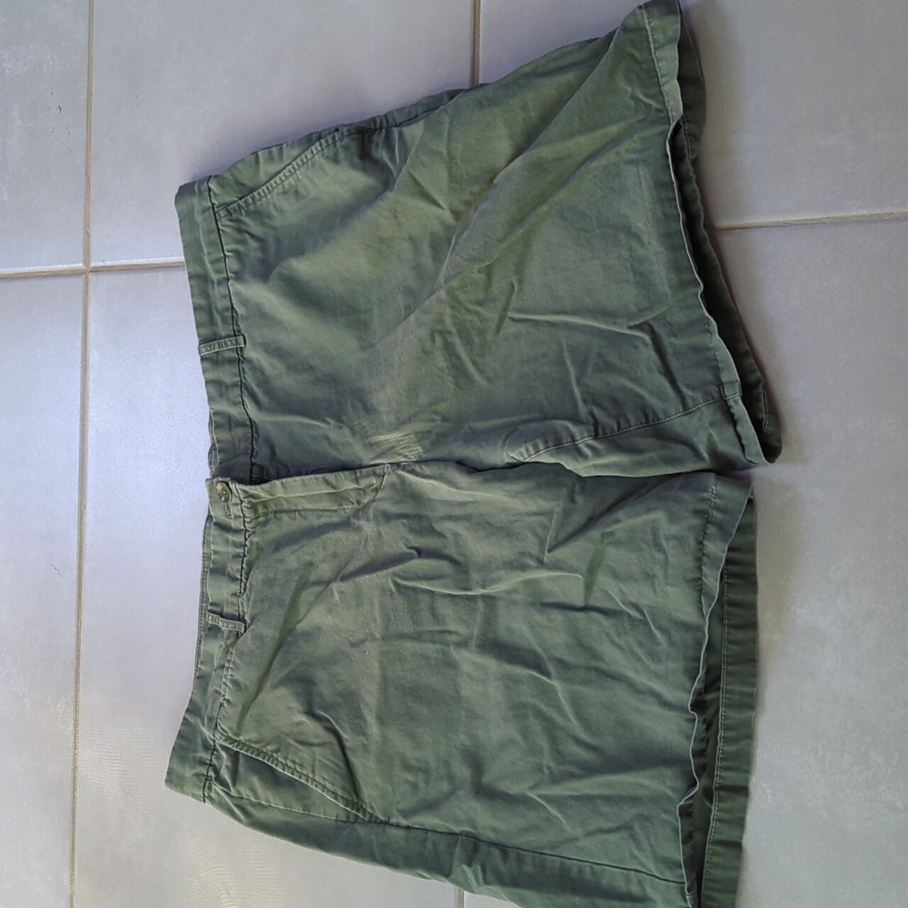 Boyfriend roll up khaki shorts sage green